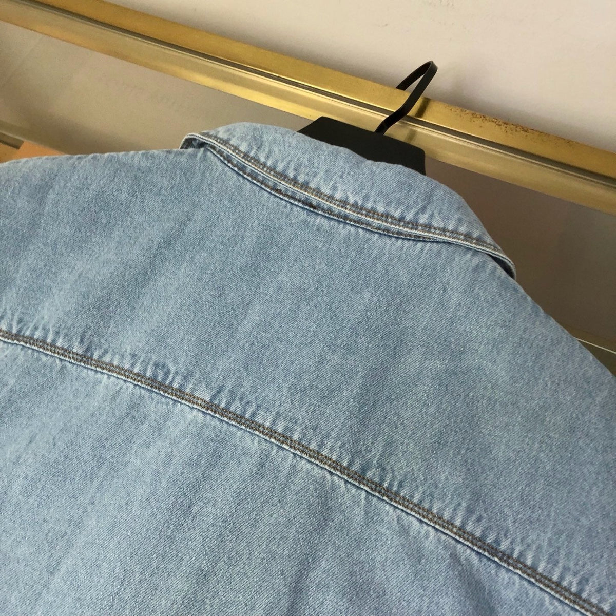 Kurzärmeliges Jeanshemd mit Stickerei – Herren