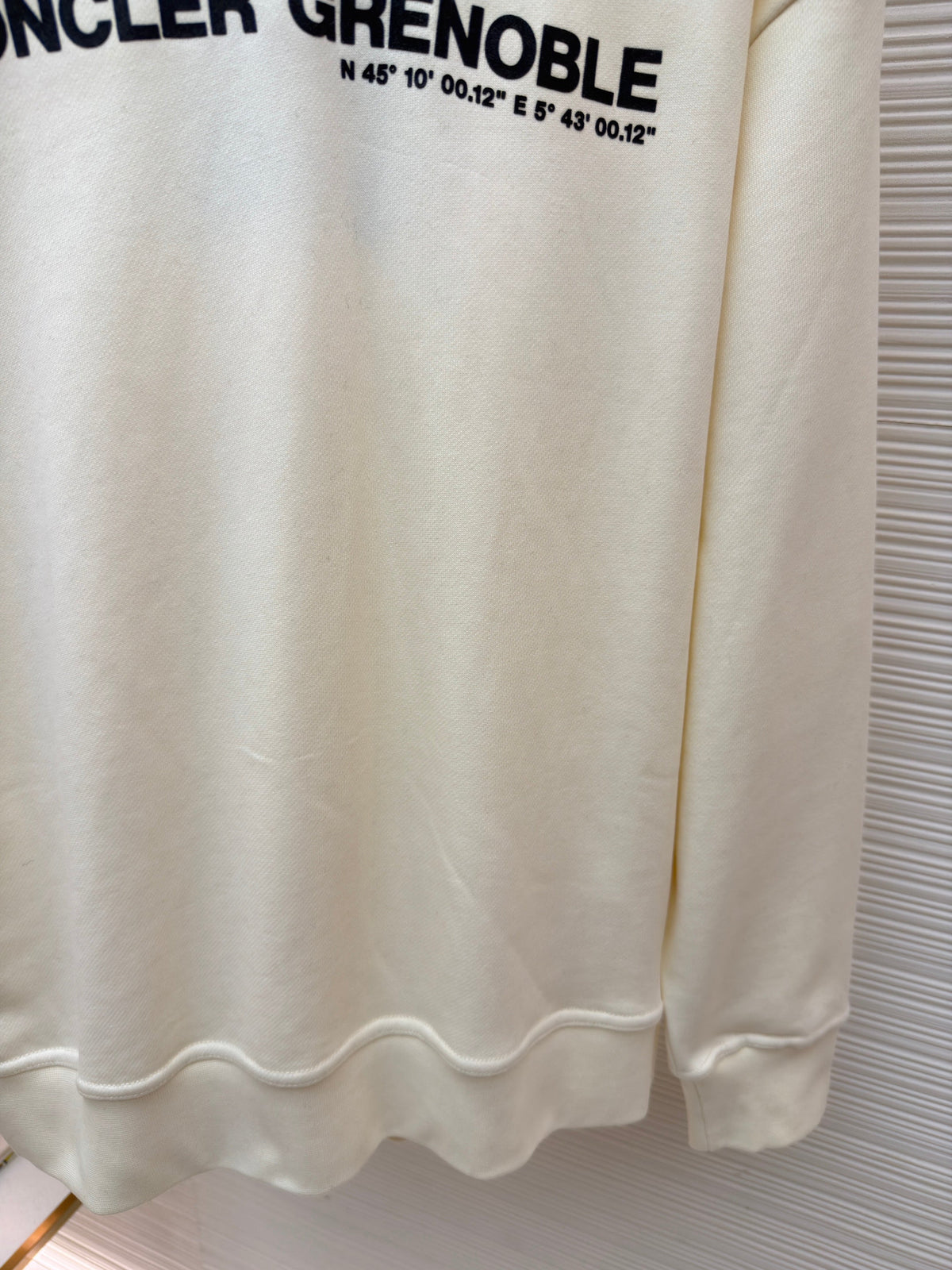 Cremefarbener Pullover mit Text-Logo aus Baumwolle – Herren