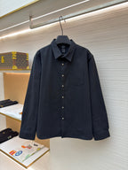 Marineblaues Baumwollhemd mit langen Ärmeln und zwei Taschen – Herren