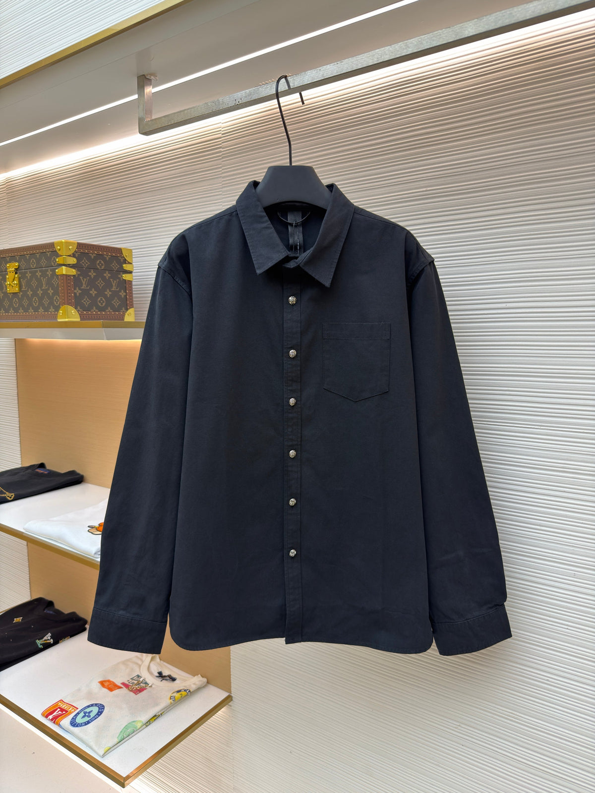 Marineblaues Baumwollhemd mit langen Ärmeln und zwei Taschen – Herren