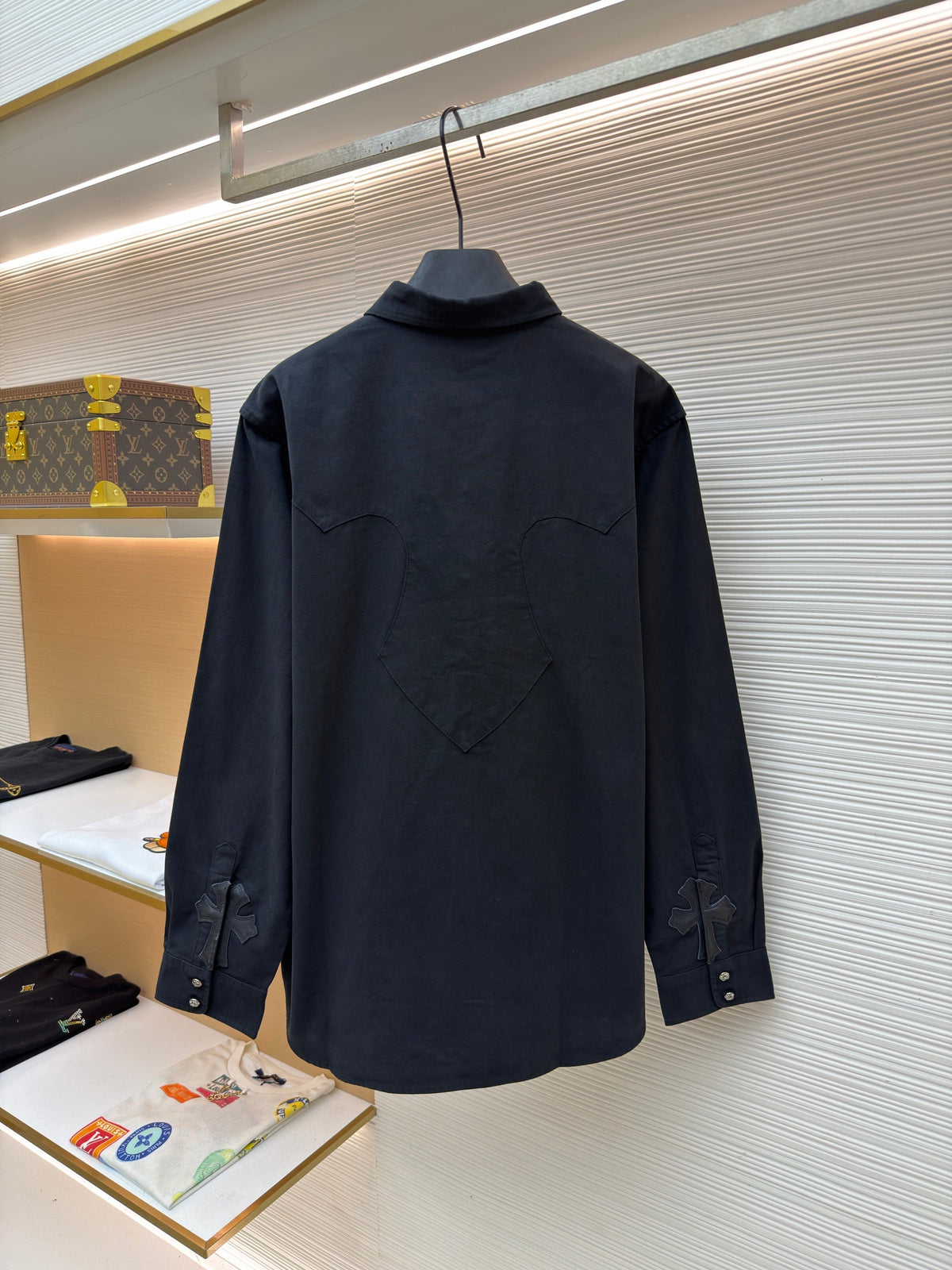 Marineblaues Baumwollhemd mit langen Ärmeln und zwei Taschen – Herren