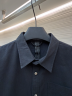 Marineblaues Baumwollhemd mit langen Ärmeln und zwei Taschen – Herren