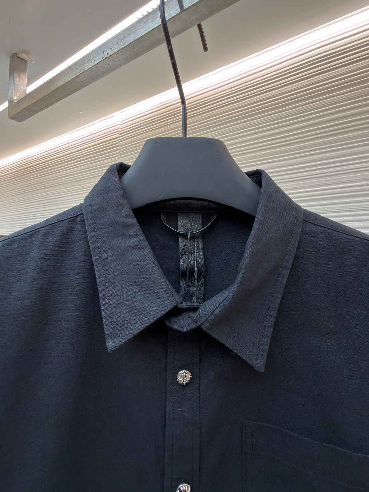 Marineblaues Baumwollhemd mit langen Ärmeln und zwei Taschen – Herren