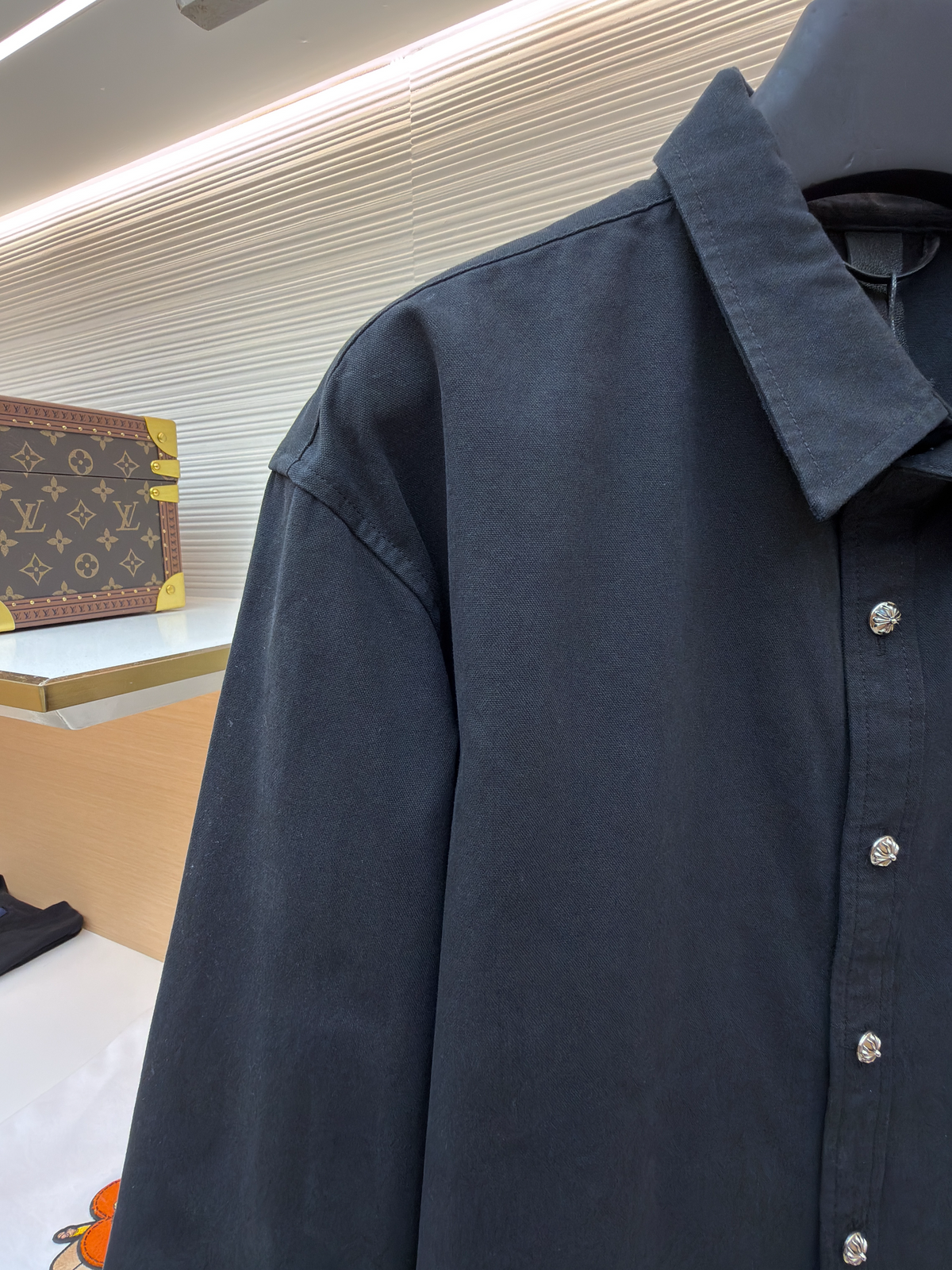 Marineblaues Baumwollhemd mit langen Ärmeln und zwei Taschen – Herren
