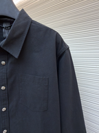 Marineblaues Baumwollhemd mit langen Ärmeln und zwei Taschen – Herren
