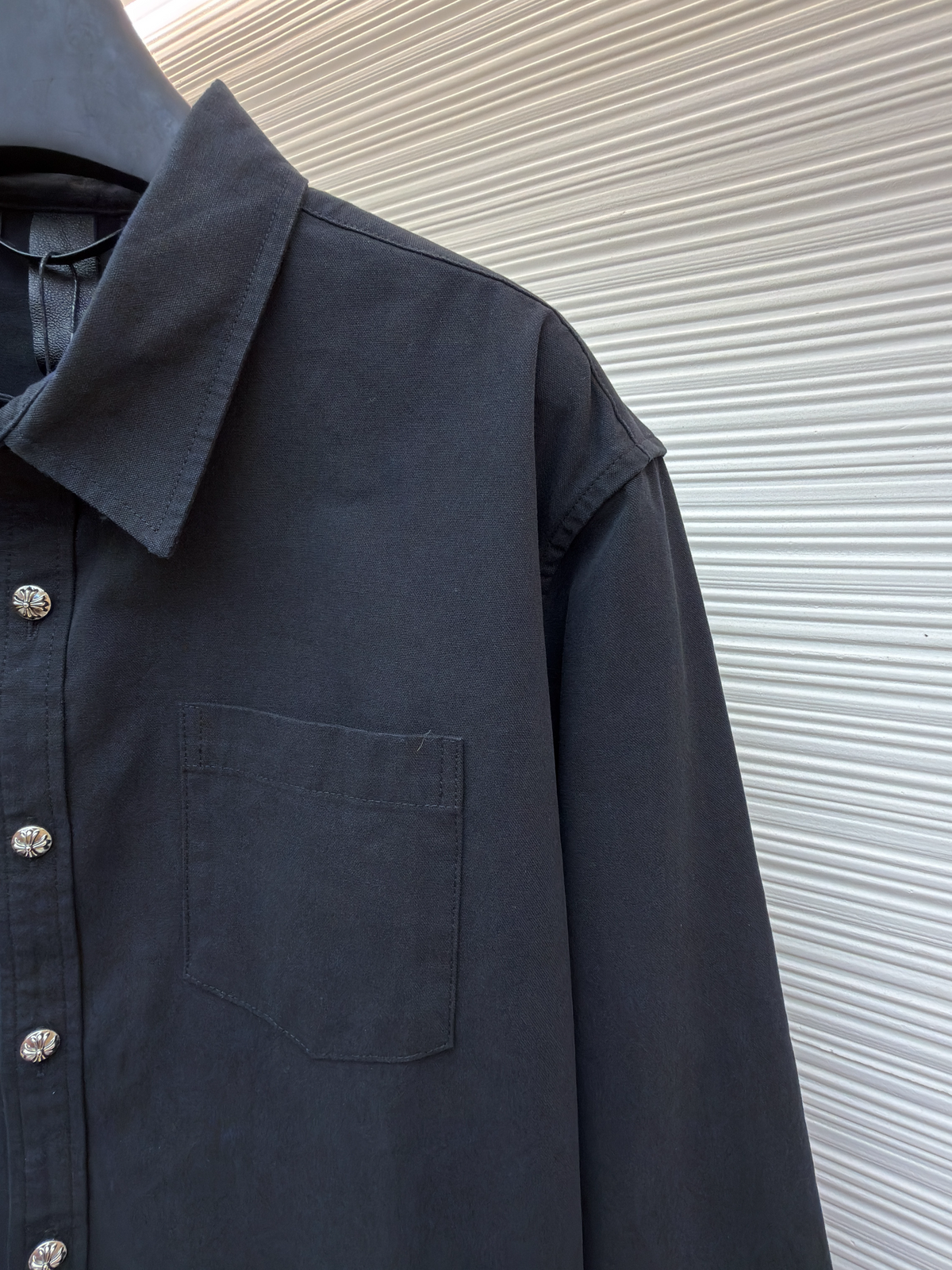 Marineblaues Baumwollhemd mit langen Ärmeln und zwei Taschen – Herren