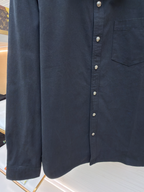Marineblaues Baumwollhemd mit langen Ärmeln und zwei Taschen – Herren
