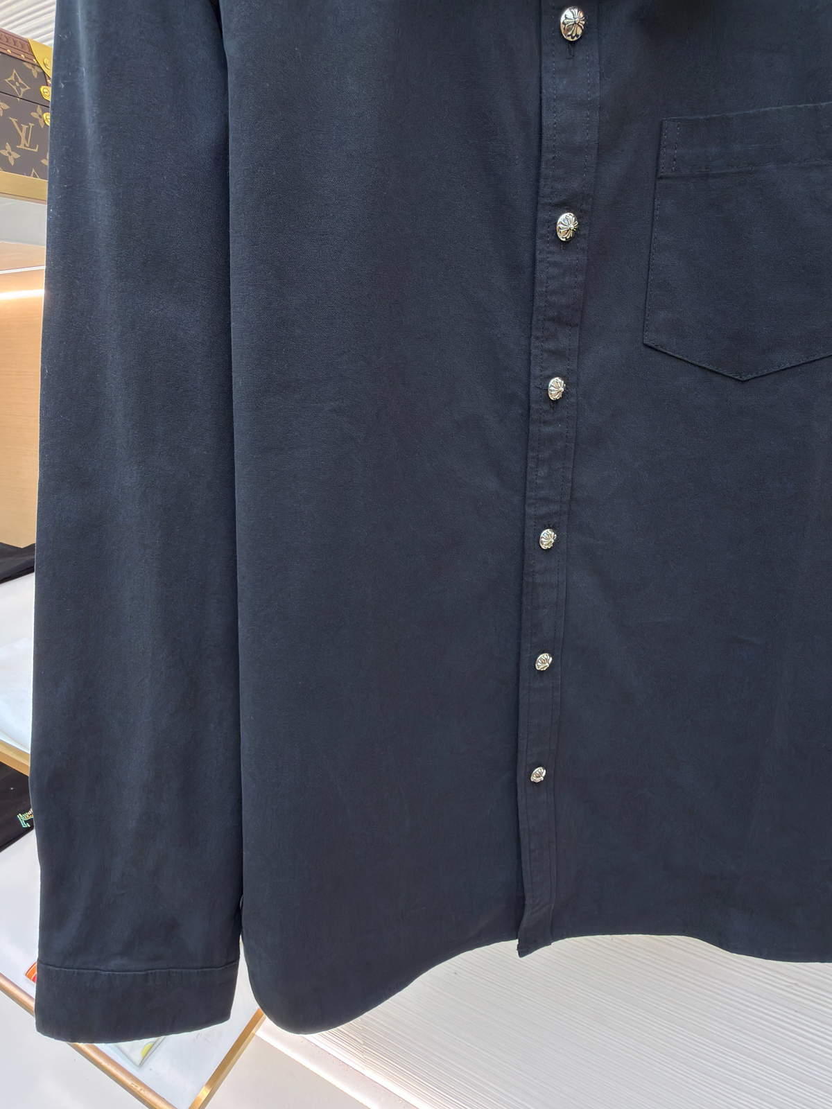 Marineblaues Baumwollhemd mit langen Ärmeln und zwei Taschen – Herren