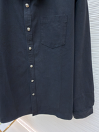 Marineblaues Baumwollhemd mit langen Ärmeln und zwei Taschen – Herren