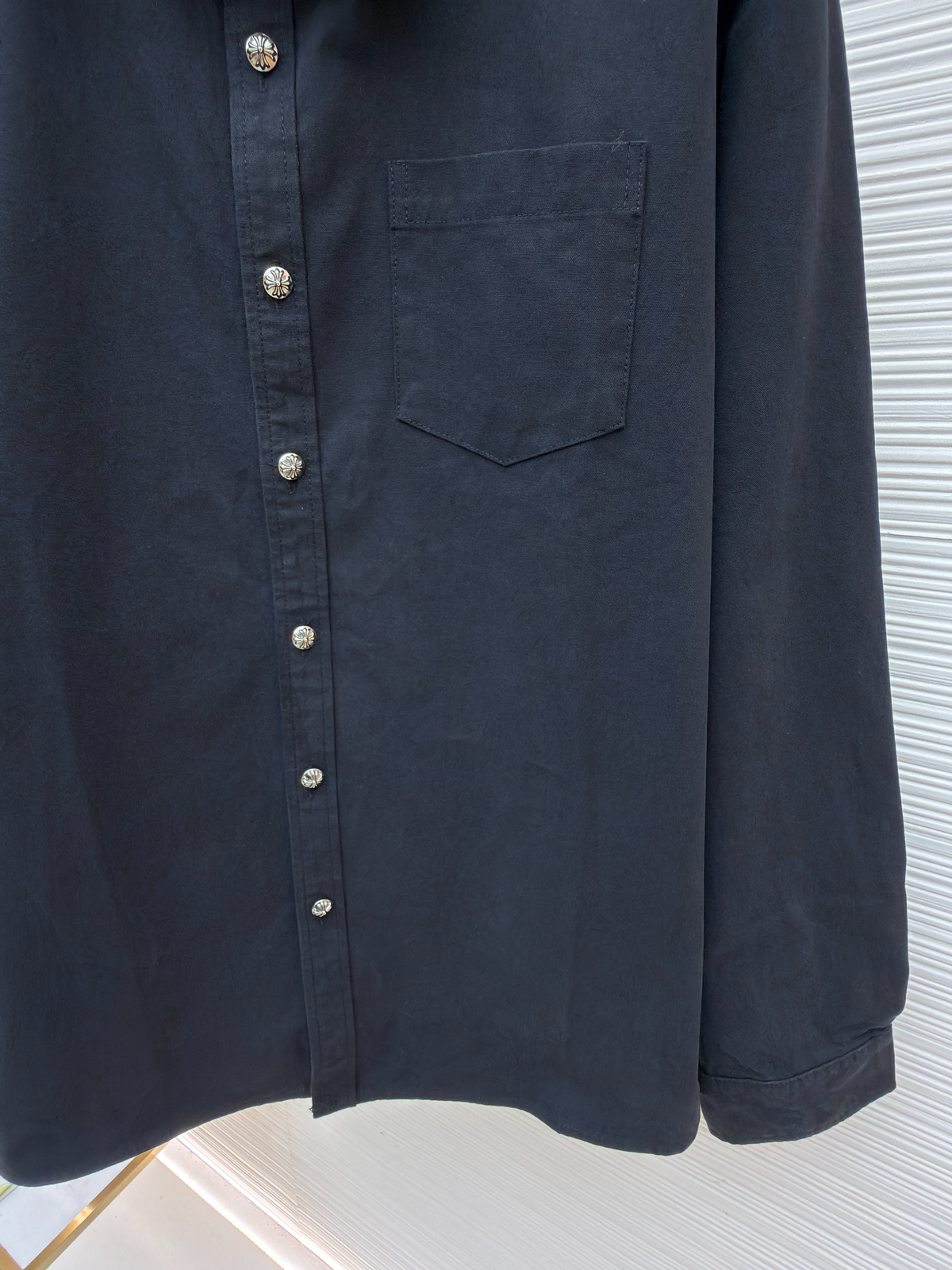 Marineblaues Baumwollhemd mit langen Ärmeln und zwei Taschen – Herren