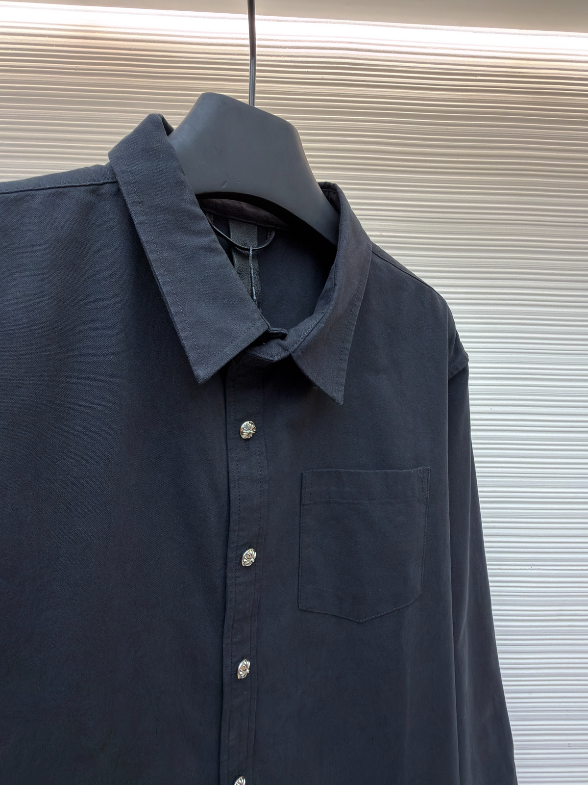 Marineblaues Baumwollhemd mit langen Ärmeln und zwei Taschen – Herren