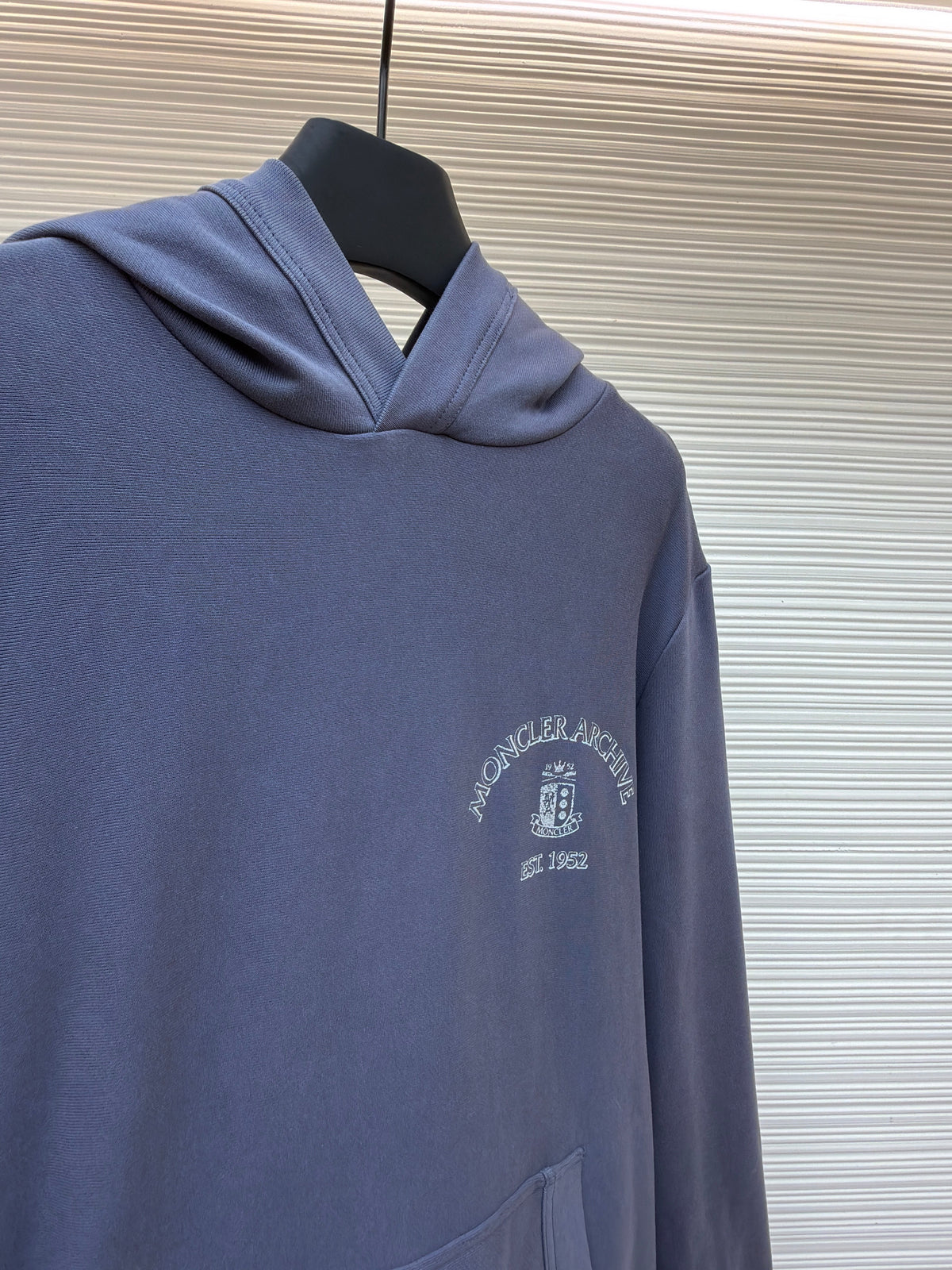 Blauer bestickter Pullover aus Baumwolle – Herren