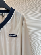 Cremefarbenes Langarmshirt aus Baumwolle mit Kontrastkragen – Damen
