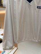 Cremefarbenes Langarmshirt aus Baumwolle mit Kontrastkragen – Damen
