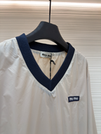 Cremefarbenes Langarmshirt aus Baumwolle mit Kontrastkragen – Damen