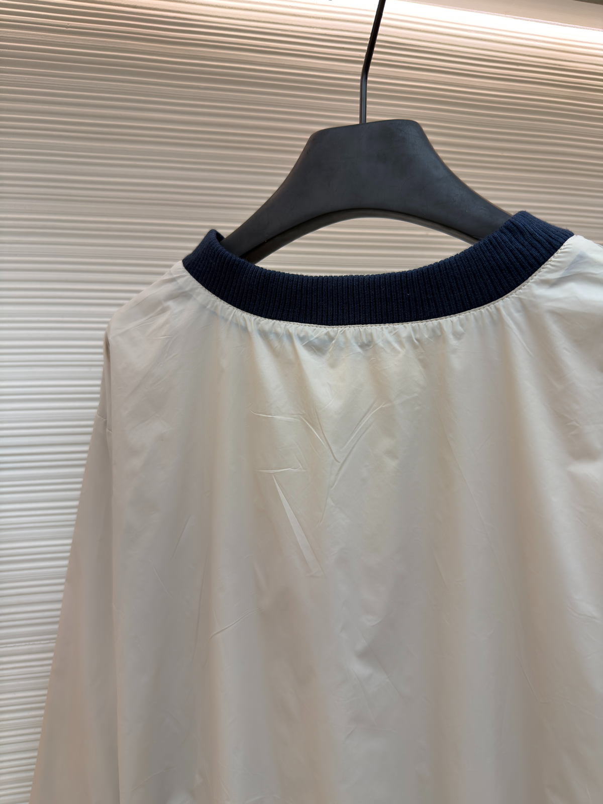 Cremefarbenes Langarmshirt aus Baumwolle mit Kontrastkragen – Damen
