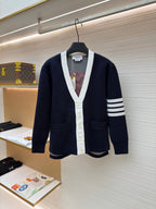 Marineblaue Strickjacke mit Kontrastbesatz – Herren