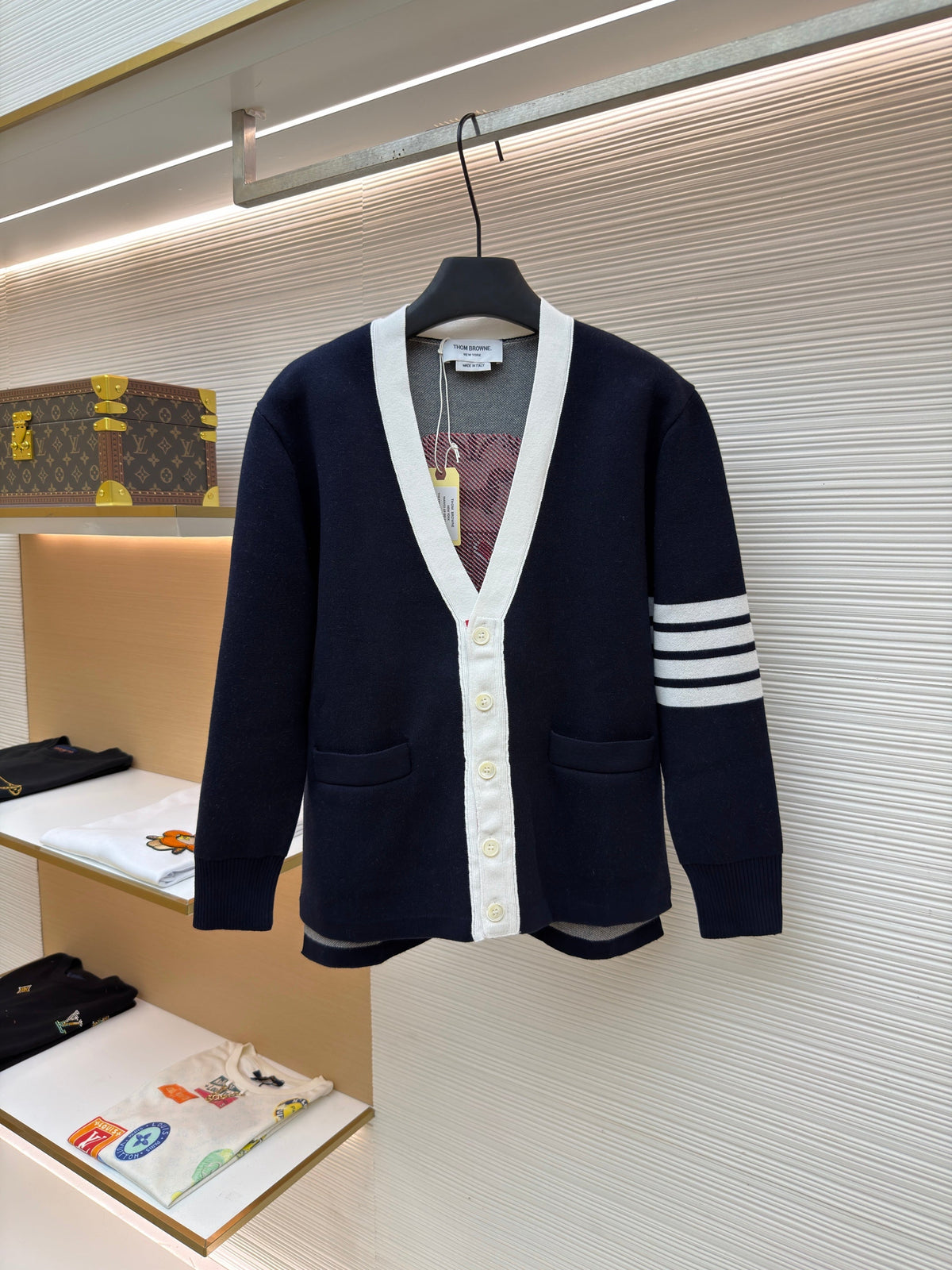 Marineblaue Strickjacke mit Kontrastbesatz – Herren