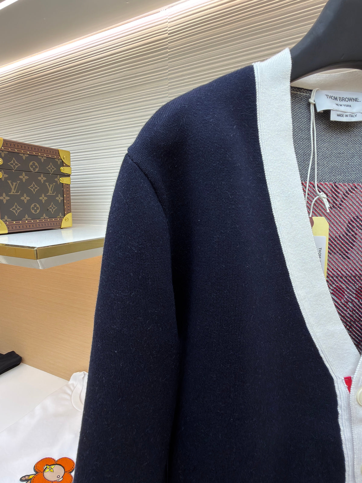Marineblaue Strickjacke mit Kontrastbesatz – Herren