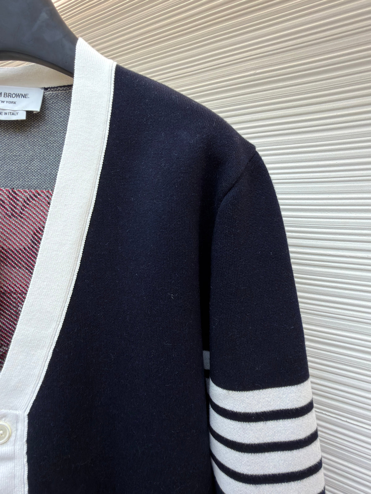 Marineblaue Strickjacke mit Kontrastbesatz – Herren