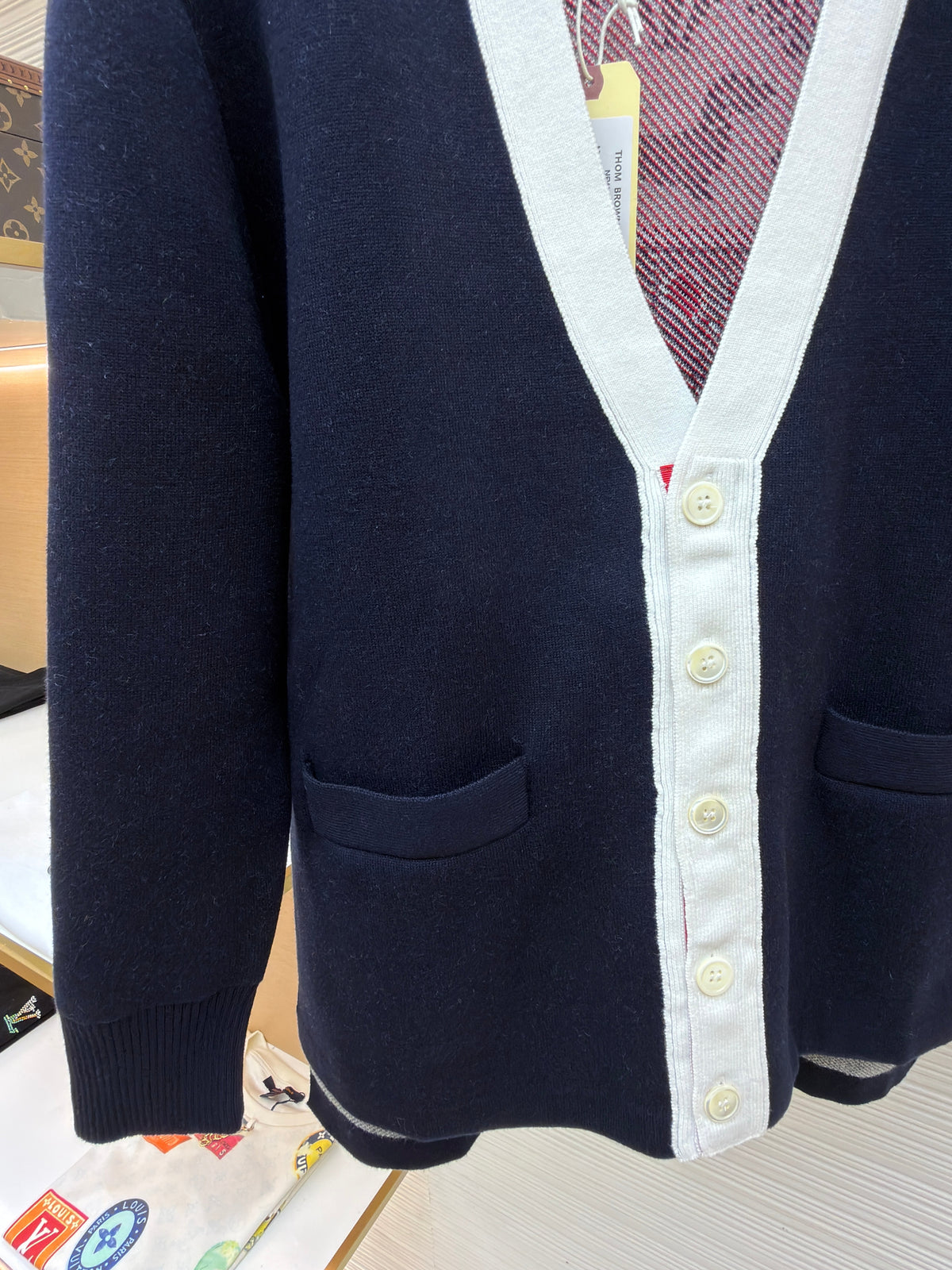 Marineblaue Strickjacke mit Kontrastbesatz – Herren