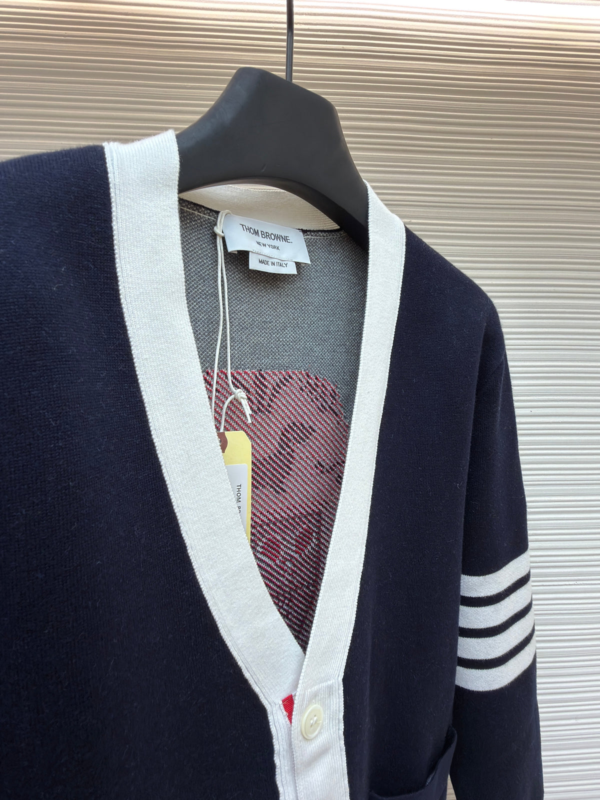 Marineblaue Strickjacke mit Kontrastbesatz – Herren