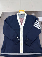 Marineblaue Strickjacke mit Kontrastbesatz – Herren