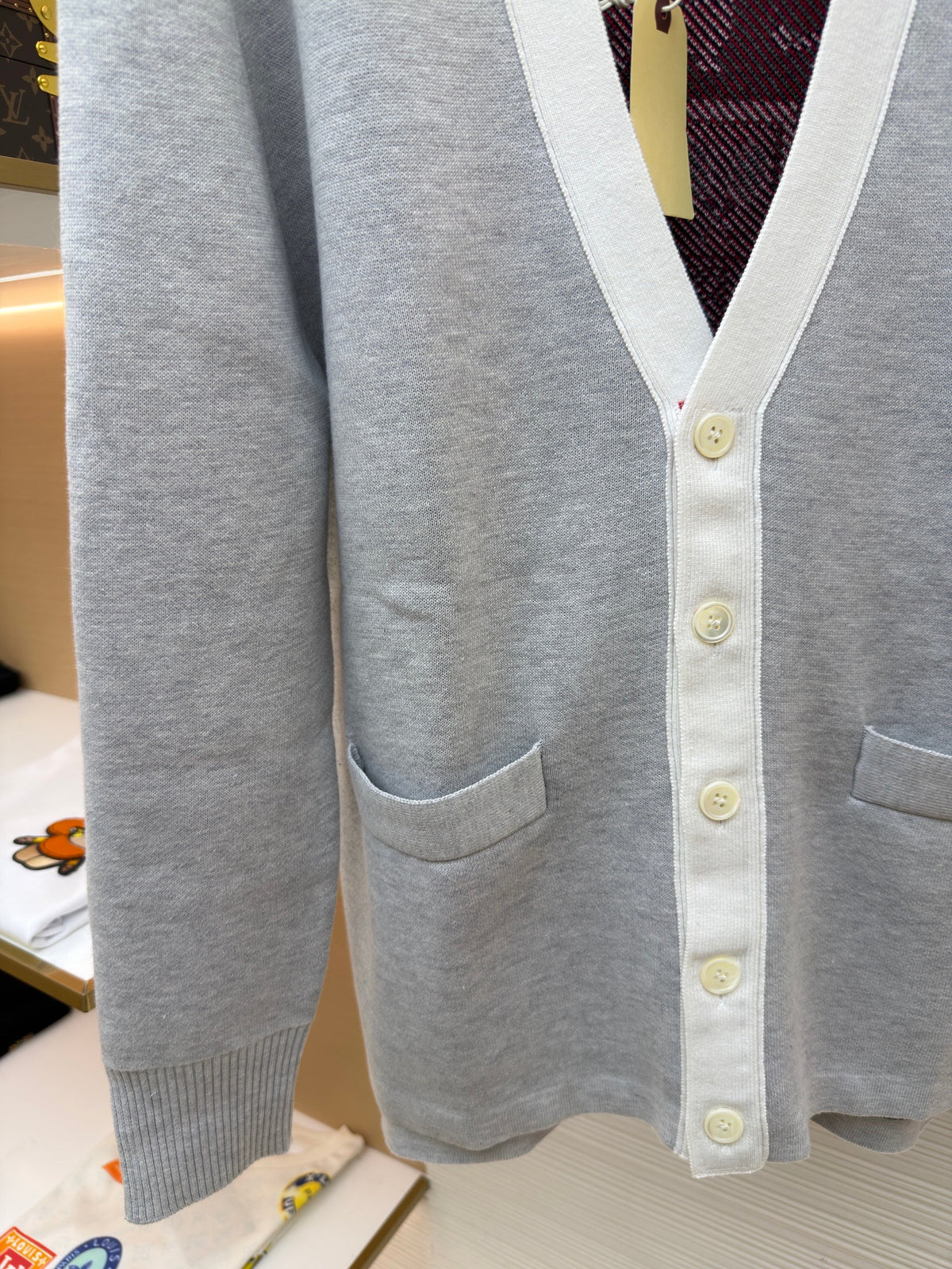 Marineblaue Strickjacke mit Kontrastbesatz – Herren