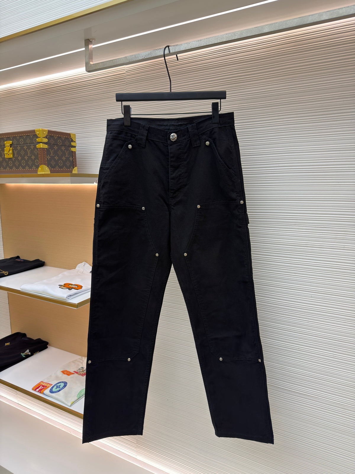 Cargohose für Damen aus schwarzer Baumwolle mit Nieten