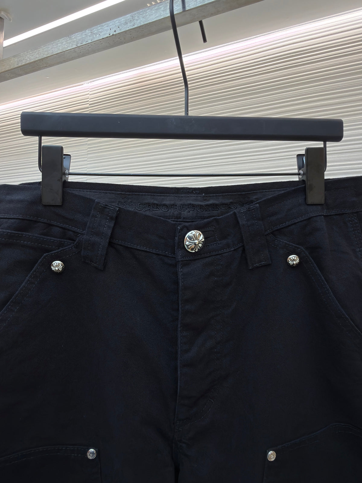 Cargohose für Damen aus schwarzer Baumwolle mit Nieten