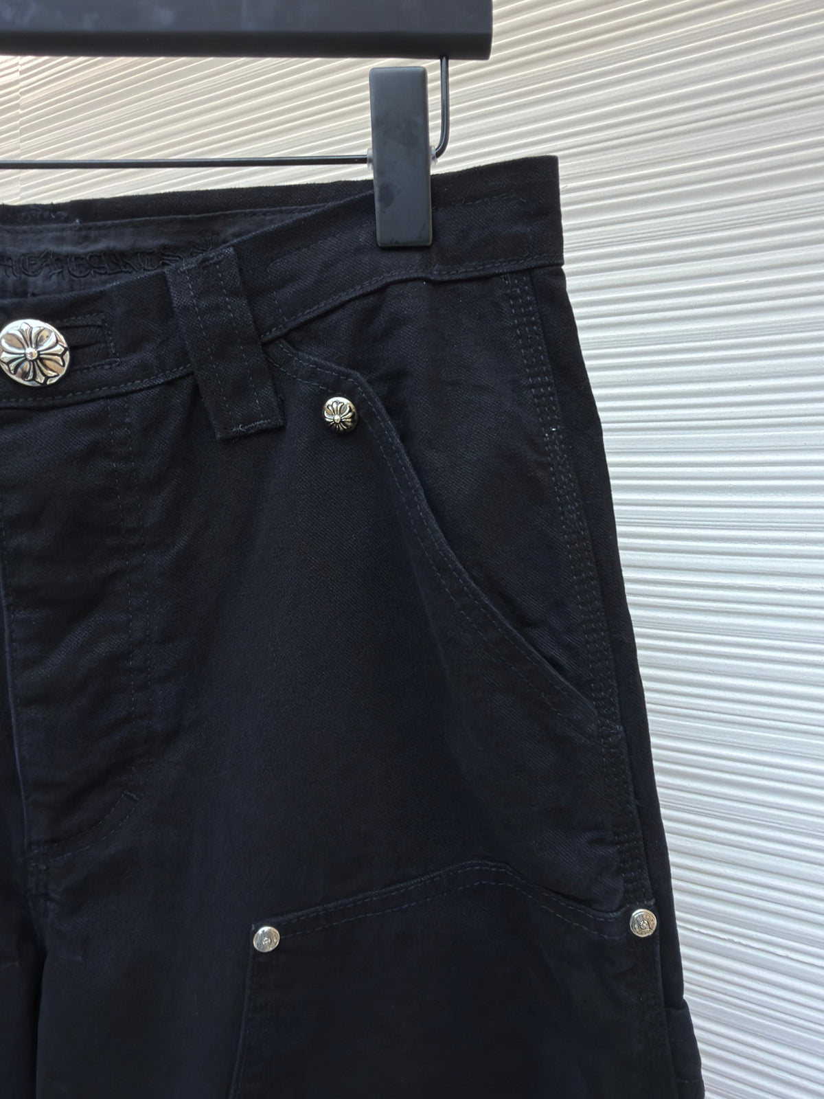 Cargohose für Damen aus schwarzer Baumwolle mit Nieten