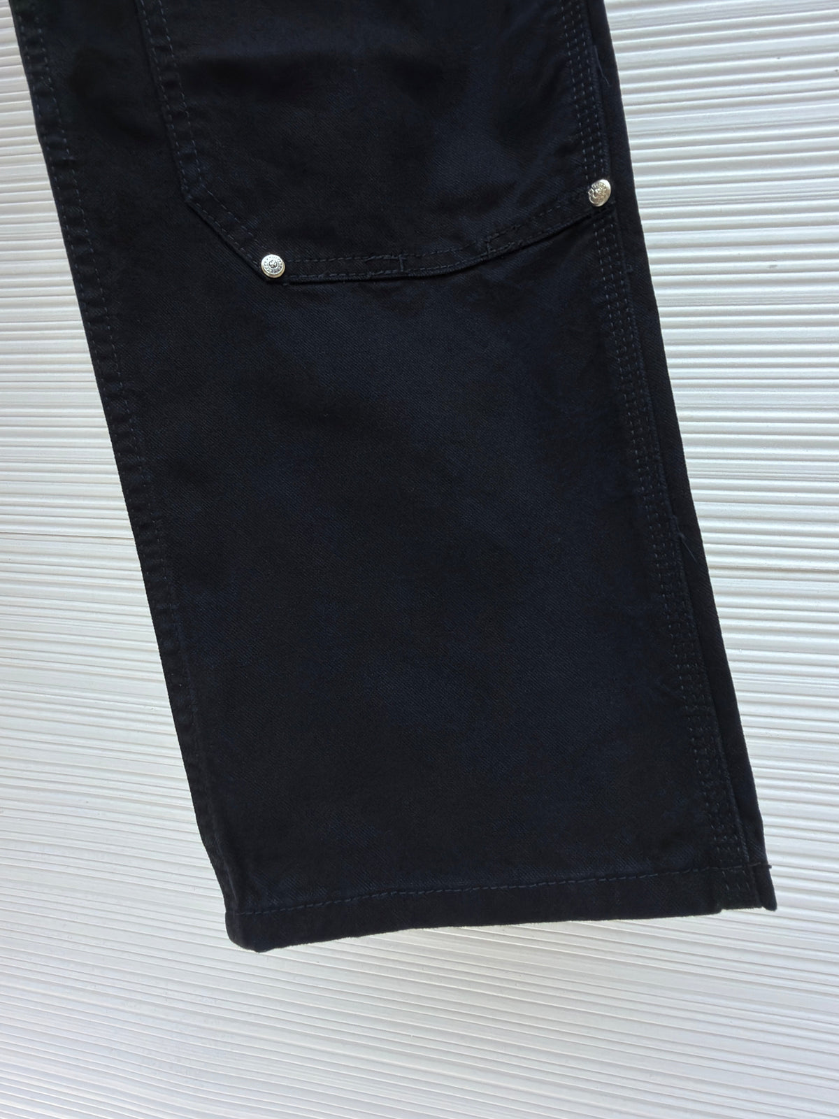 Cargohose für Damen aus schwarzer Baumwolle mit Nieten