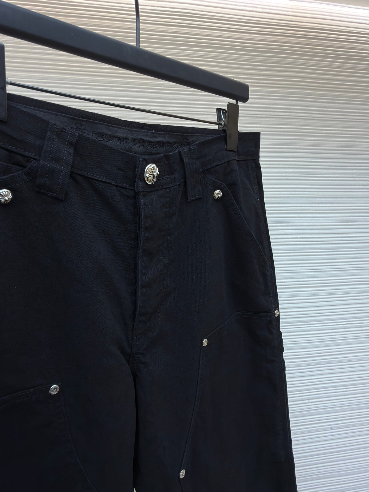 Cargohose für Damen aus schwarzer Baumwolle mit Nieten