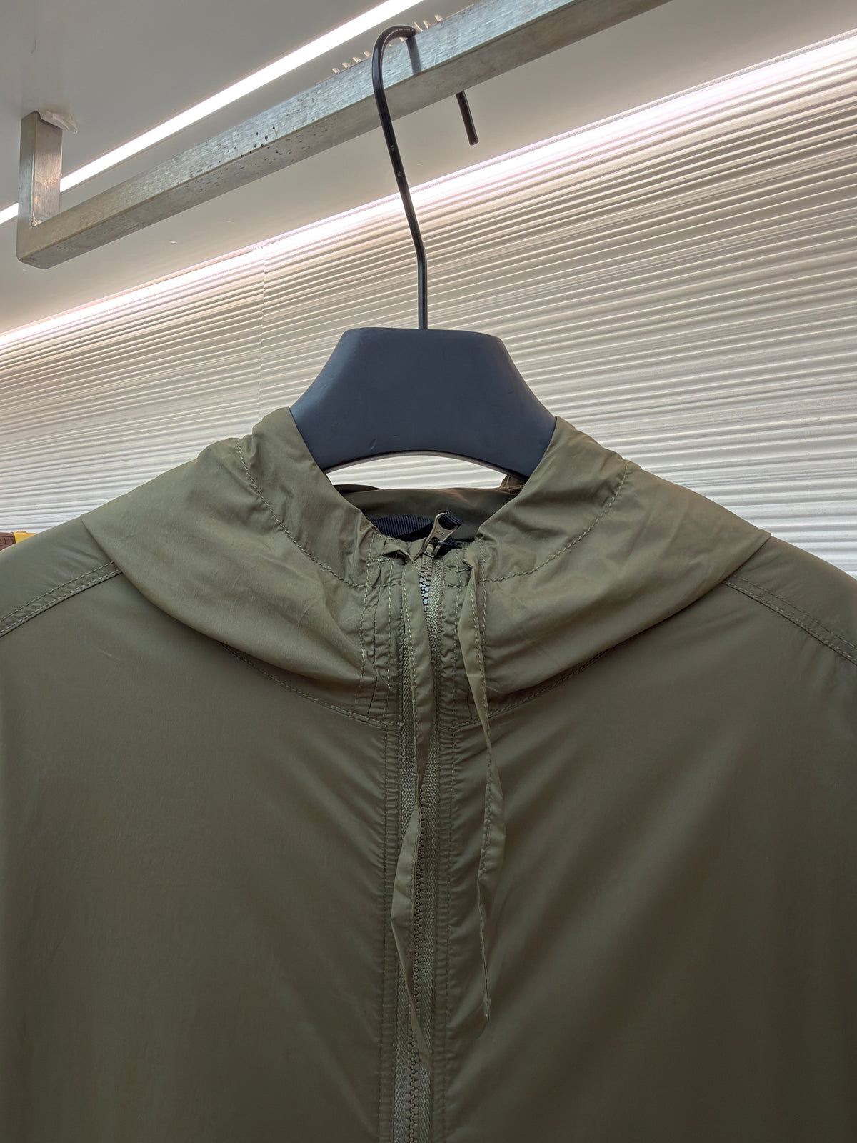 Schwarze Nylon-Patch-Kapuzenjacke – Herren