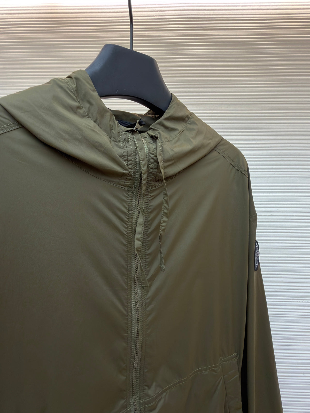 Schwarze Nylon-Patch-Kapuzenjacke – Herren