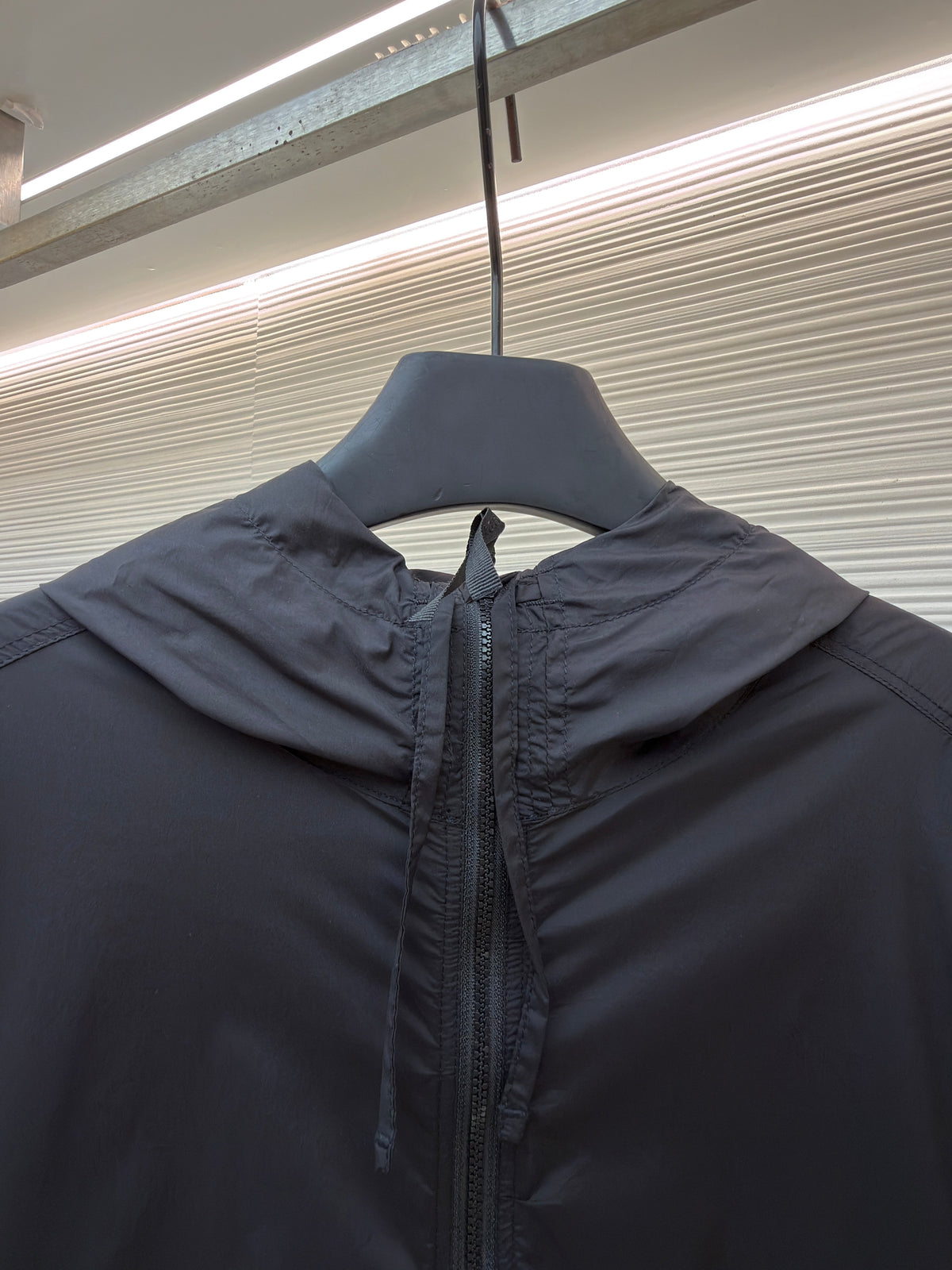 Schwarze Nylon-Patch-Kapuzenjacke – Herren