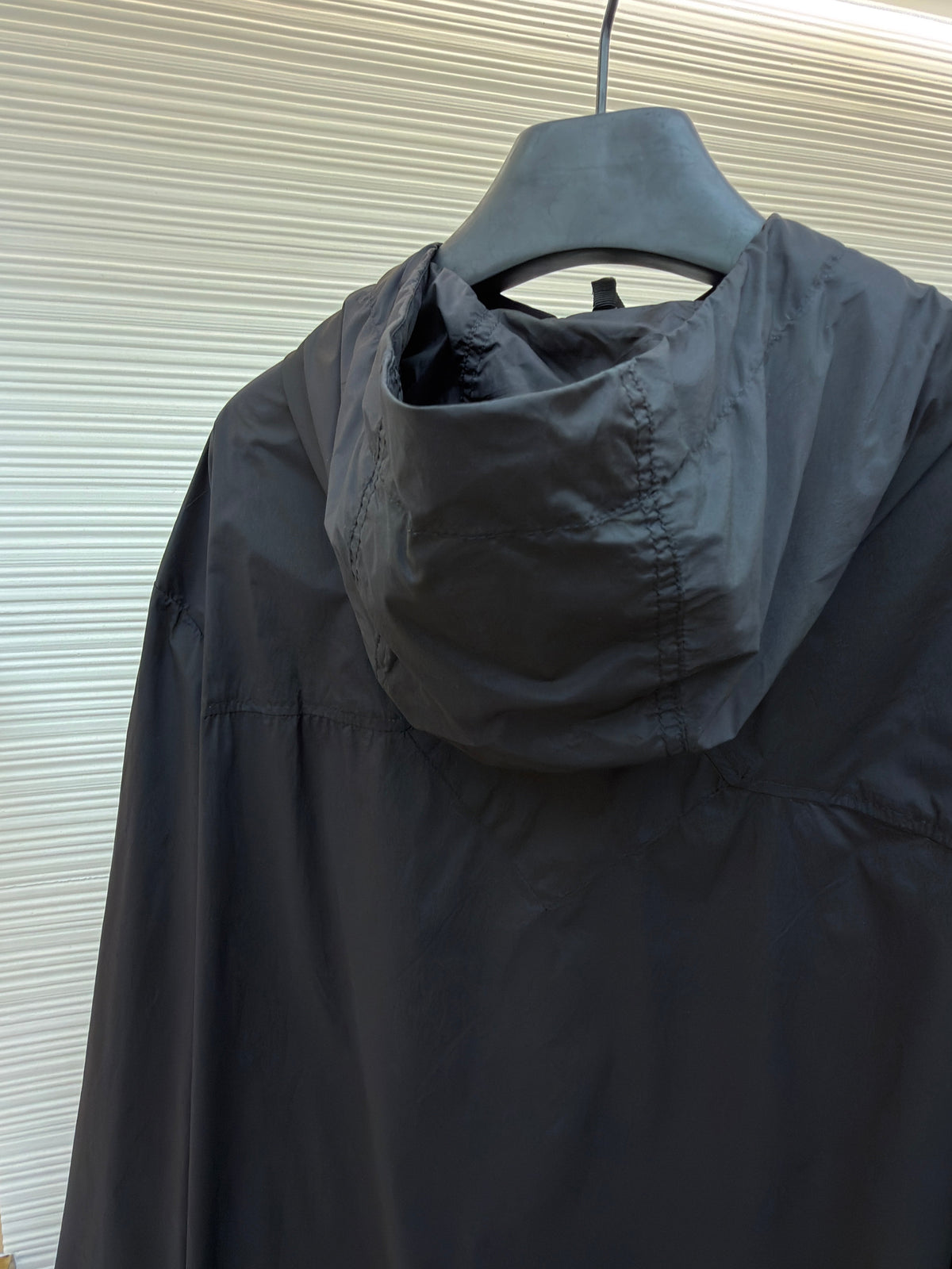Schwarze Nylon-Patch-Kapuzenjacke – Herren