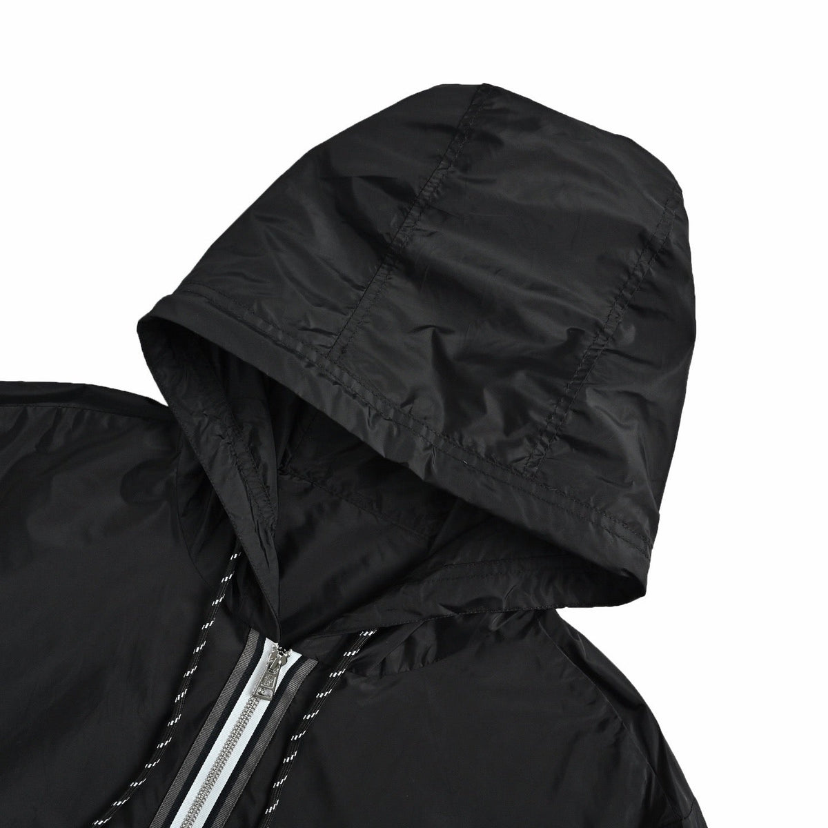 Schwarze Nylon-Kapuzenjacke mit farblich abgesetztem Reißverschluss – Herren