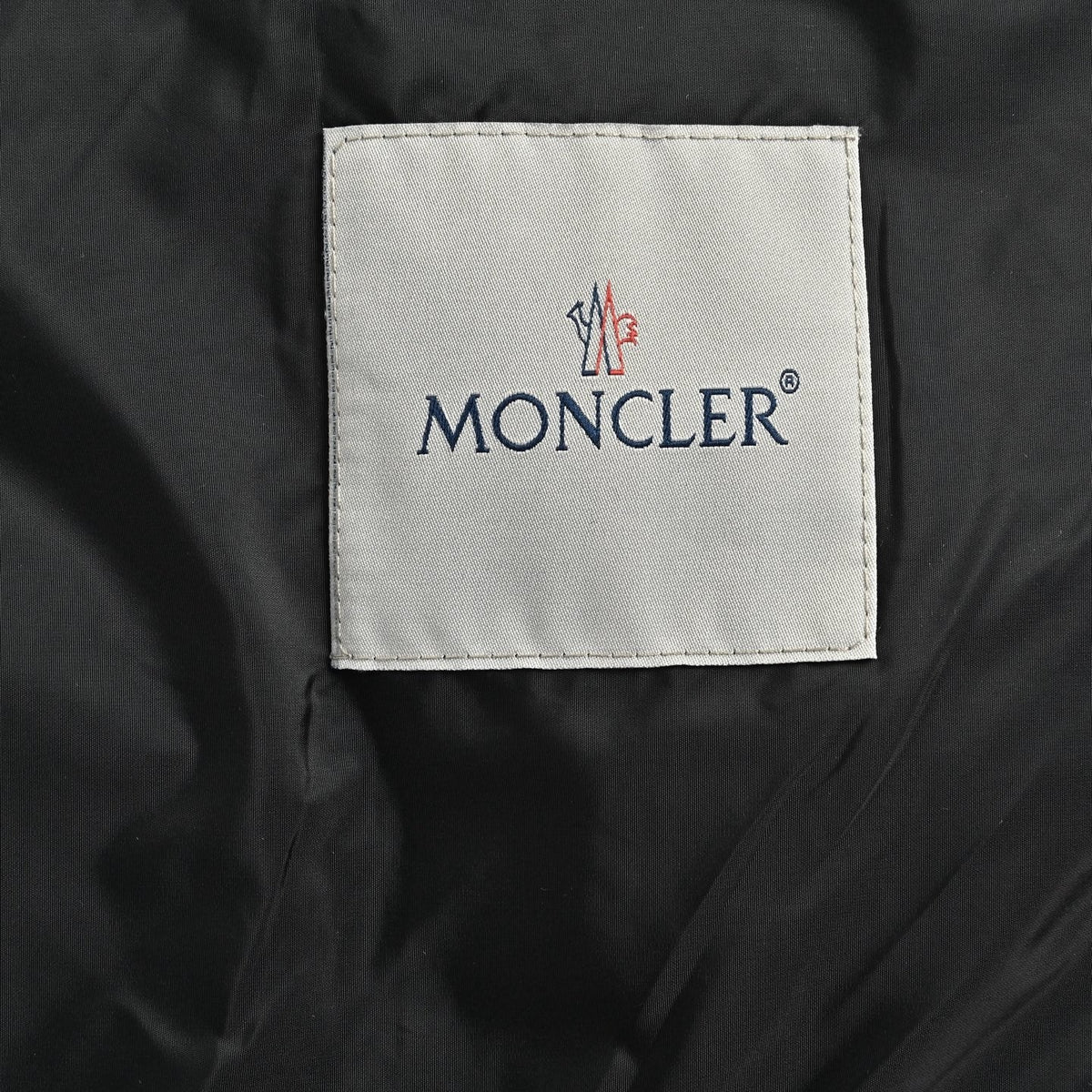 Schwarze Nylon-Kapuzenjacke mit farblich abgesetztem Reißverschluss – Herren