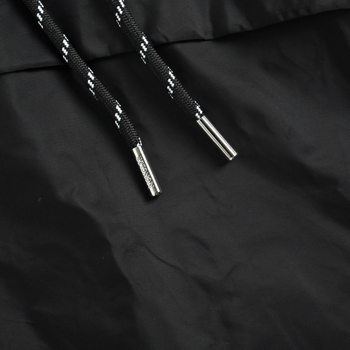 Schwarze Nylon-Kapuzenjacke mit farblich abgesetztem Reißverschluss – Herren