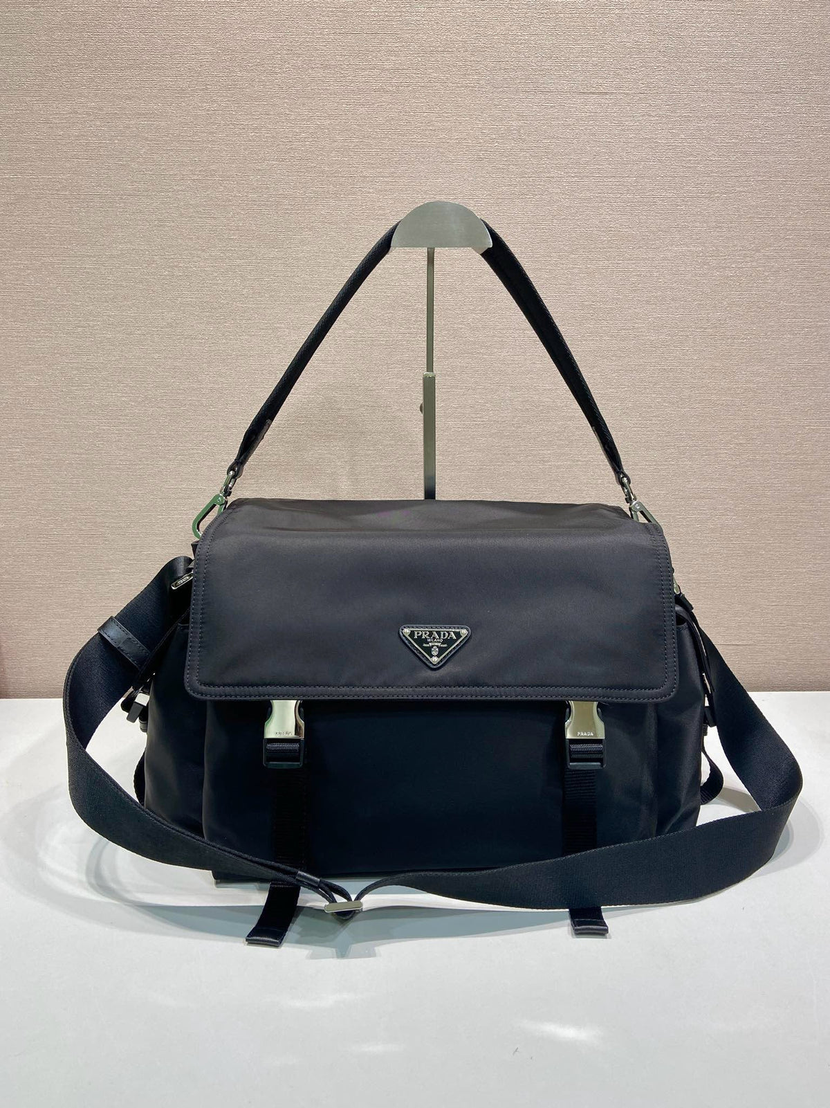 Messenger-Umhängetasche aus Nylon mit Schnalle