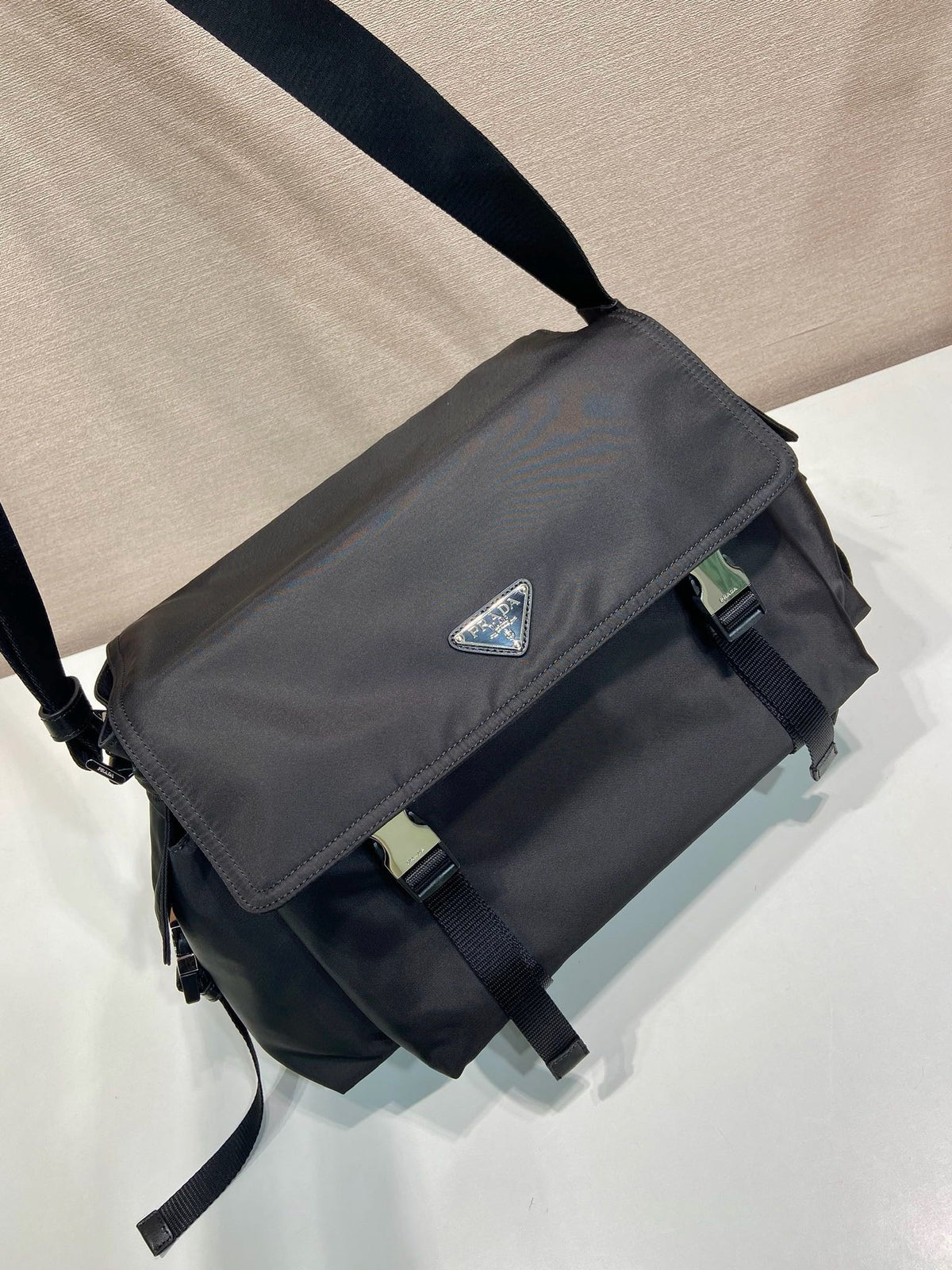 Messenger-Umhängetasche aus Nylon mit Schnalle