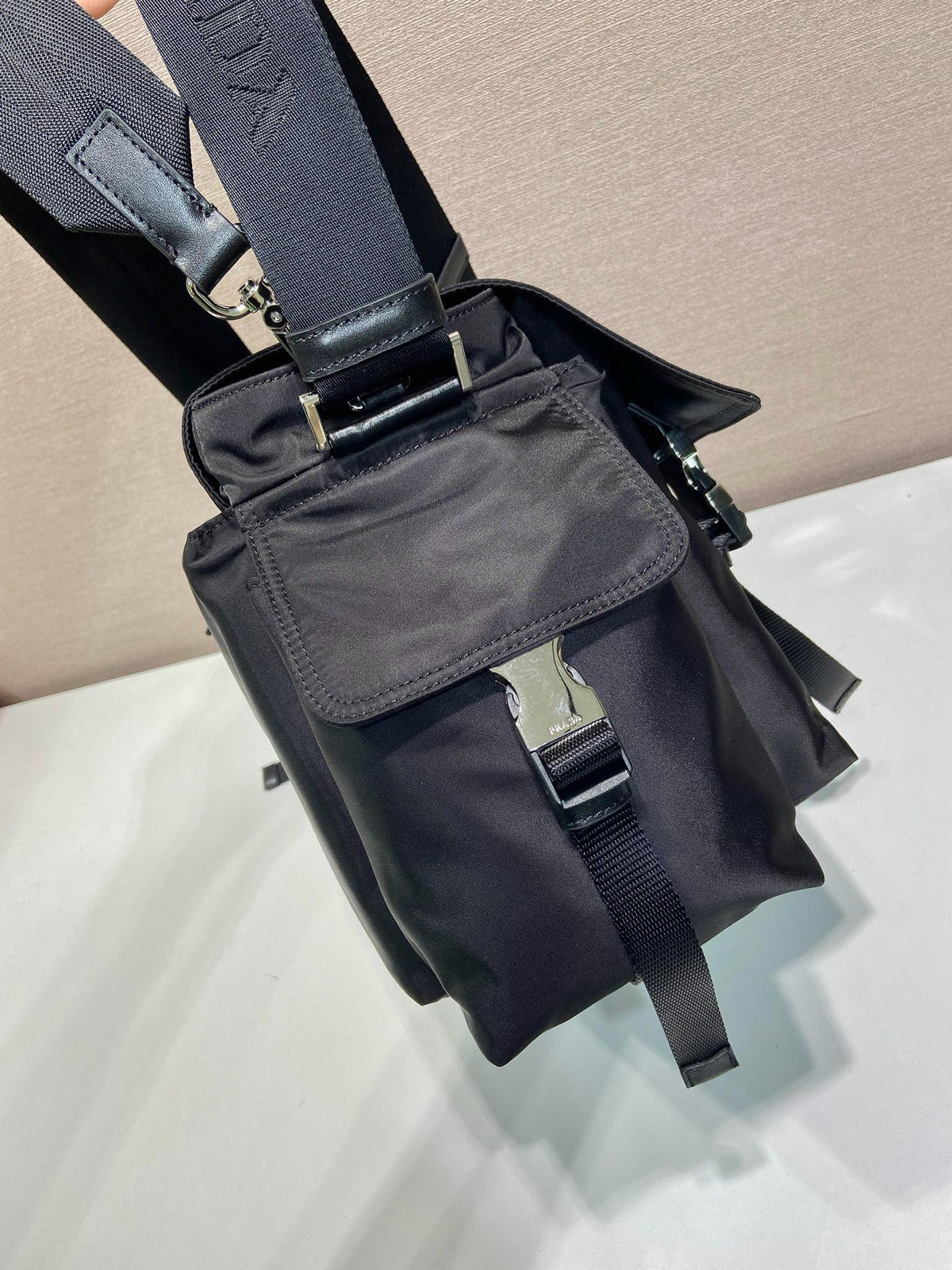 Messenger-Umhängetasche aus Nylon mit Schnalle
