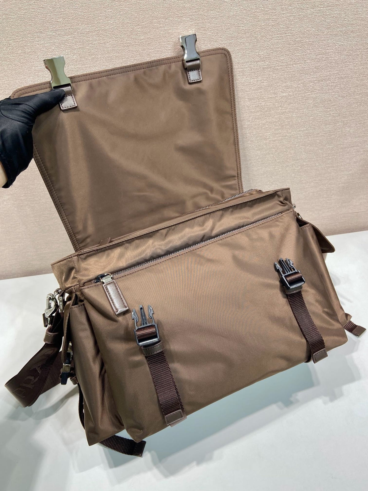 Messenger-Umhängetasche aus Nylon mit Schnalle