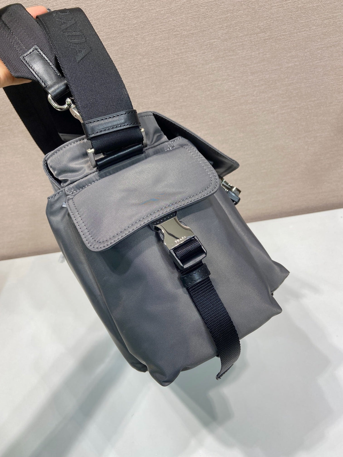 Messenger-Umhängetasche aus Nylon mit Schnalle