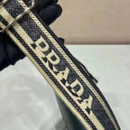 Umhängetasche aus Leder mit Überschlag, Logo und Riemen