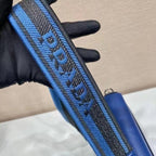 Umhängetasche aus Leder mit Überschlag, Logo und Riemen