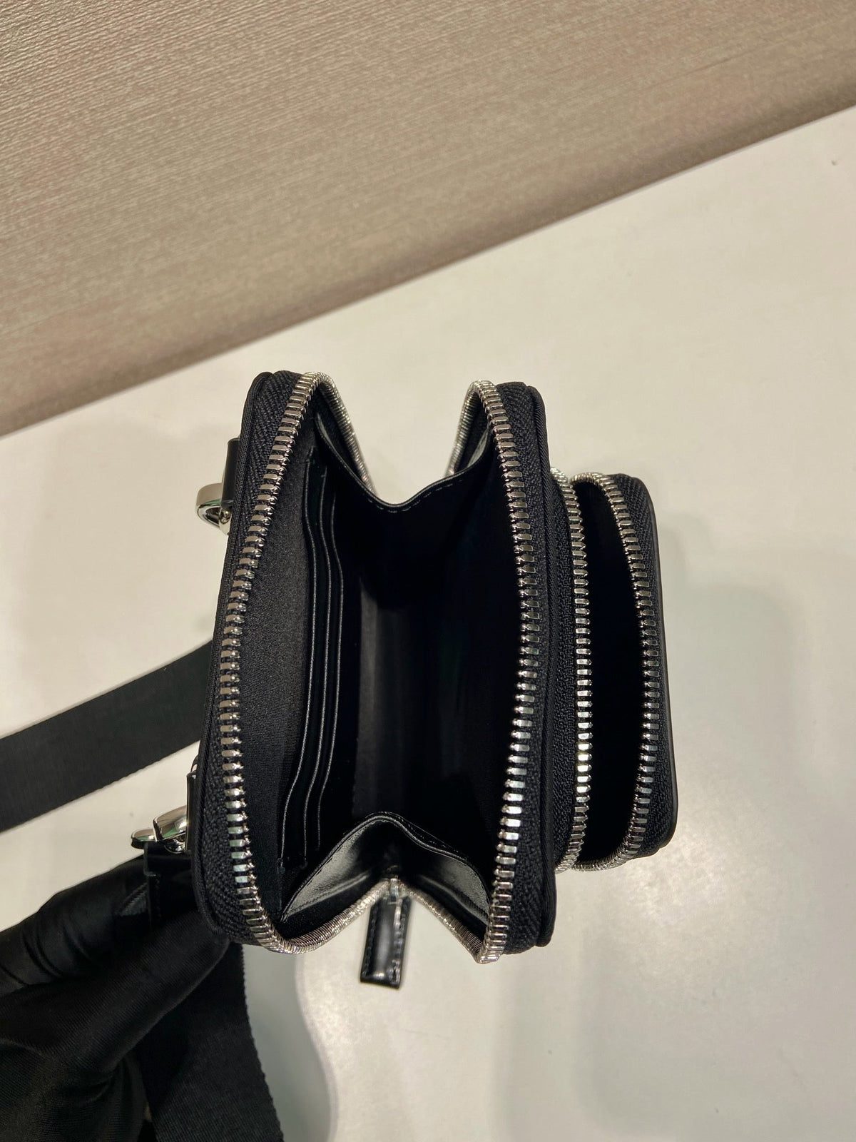 Schwarze Umhängetasche