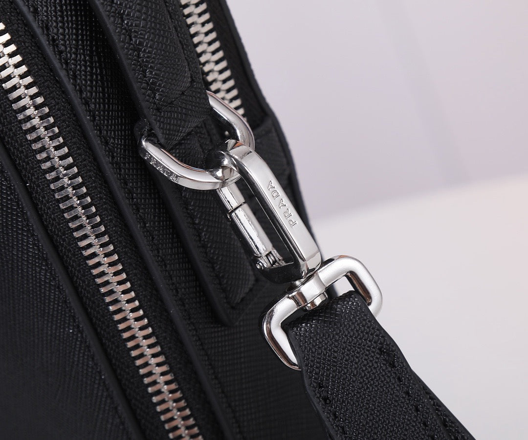 Vertikale Saffiano-Handytasche zum Umhängen