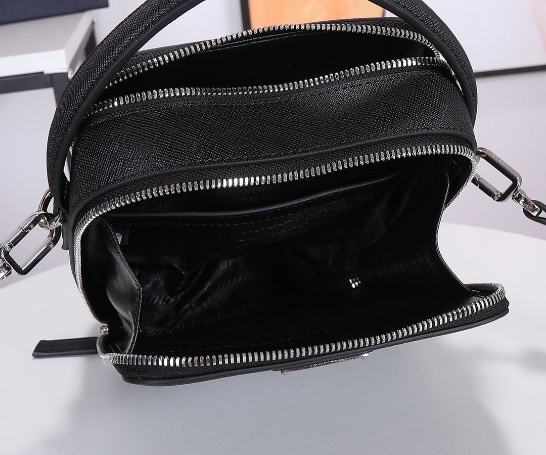 Vertikale Saffiano-Handytasche zum Umhängen